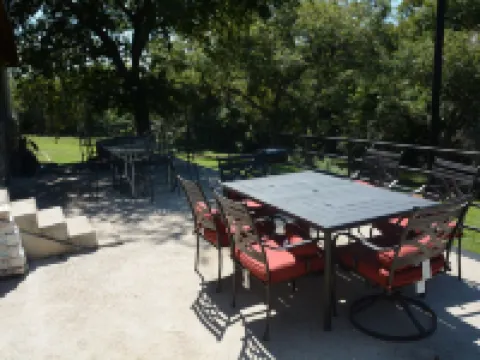 Large River Home with private pool, basketball court, private, pool table Hotéis em McQueeney