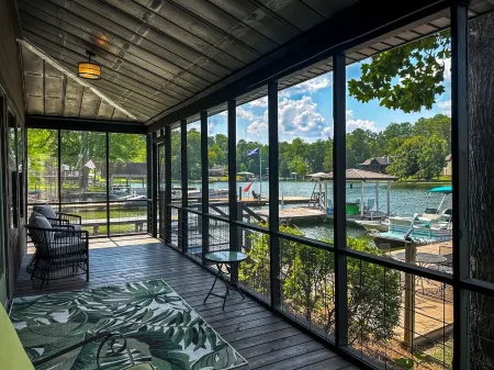 Charming 2-bedroom 2 bath house on beautiful Lake Martin. Quiet and peaceful.