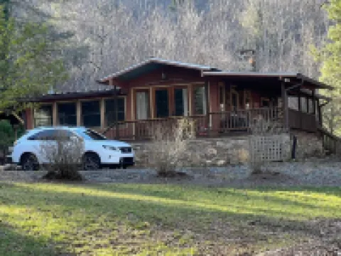 Cona LaPrade Cabin - located next to LaPrade's Marina on beautiful Lake Burton.