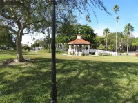 Walk to Beach & Historic Downtown Venice - Rennovated 2 Bed, 2.5 Ba, off-st pkg