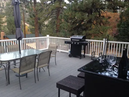 Wrightwood chalet with a/c, fireplace, elevated deck and beautiful views.
