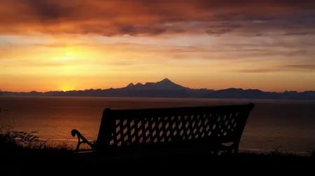 Family-sized Bluff House Overlooking the Beautiful Cook Inlet with Mountain View
