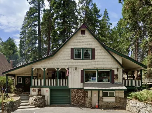 LOCATION, LOCATION, LOCATION! Charming West Village Cabin In Town- 2 Miles/Lake.