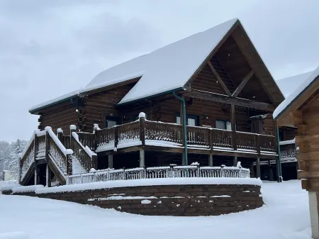 Cozy 3 Bed 2 Bath Cabin located next to Three Bears Resort in Warrens Wisconsin Отели в г. Уорренс