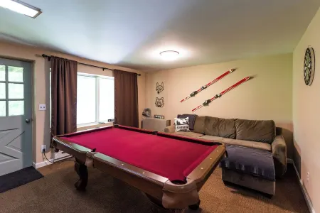 Private Cabin: 7 Mins to Slopes, Wood Fireplace Отели в г. West Dover