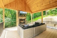 Brand NEW Build! Five Master Suites~Bunk Room~INDOOR POOL, Game ROOM & Hot Tub! - Homestays