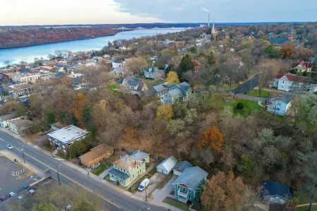 Blocks to Downtown. Charming 3 Bed, Entire House