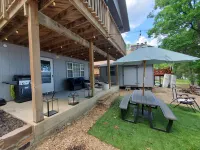 Huckleberry Shores-Lakefront & Lakeview Home-Near Boat Launch-Swimming Pool. Hotels in Township 1