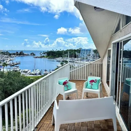 Luxury 2 story condo with 2 bedrooms and 2 balconies in tranquil Melbourne