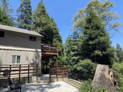Cheerful Hillside cabin Hotel dekat Lake Gregory Regional Park