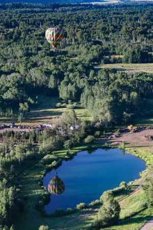 COMFY COZY SLOPESIDE CONDO-HOT TUB HEATED POOL ACCESS -5 MIN FREE RIDE TO LIFTS