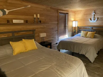 Grand Rivers, KY -Cozy getaway with Cabin Charm- Near Green Turtle Bay & Patti's