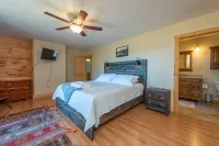 Stunning Mtn Views, Hot Tub+Fire Pit, Fireplace~Grill, WiFi, Private, Near Town!