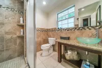Under the Oaks, a charming, romantic retreat with hot tub and sauna