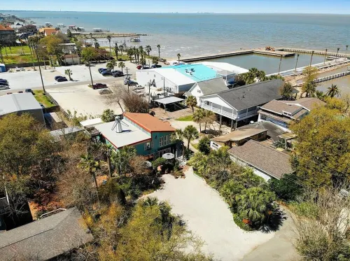 Windmill Gardens Inn "Gallery"  by Galveston Bay is a cozy  tropical hideaway Hotel a San Leon