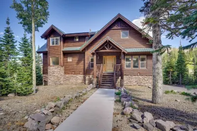 Cozy 4-bedroom Brian Head Cabin Retreat Hotel dekat Brian Head Resort