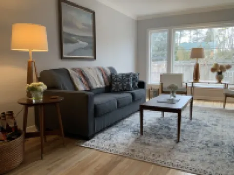 Charming garden cottage downtown Ellison Bay walking distance to lake and shops