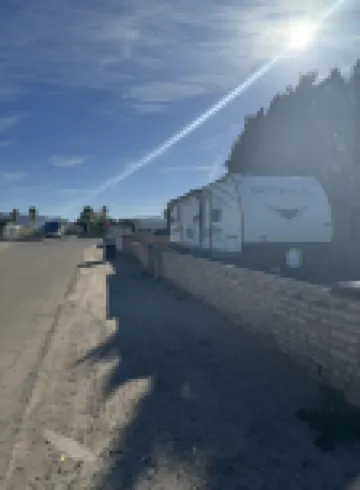 RV in foothills located near stores. Smoking area with fire pit provided. 福瑞娜麓山酒店