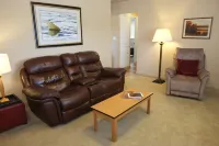 Freshly Remodeled 2 Bedroom, Full Kitchen, living Room Suite, in Cascade unit #1