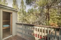 Charming and fully remodeled 2024 3-bedroom house with WiFi and AC in Sunriver