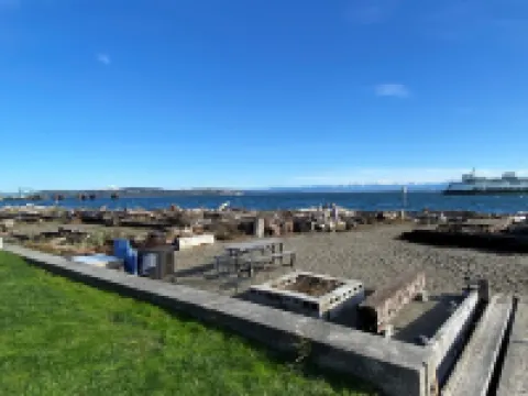 Beach house with views of Puget Sound, ferry, North Cascades, Mt Baker, Rainier. Hotels in Clinton