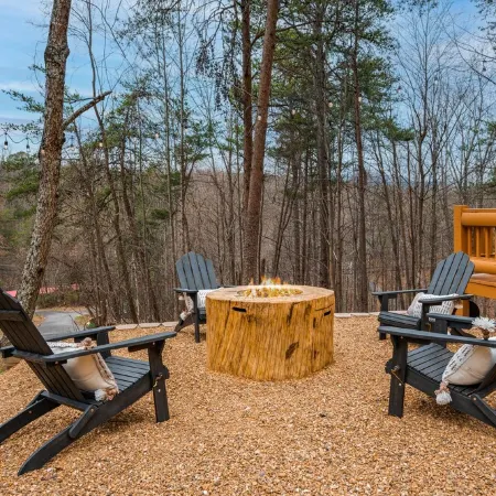 Cozy Log Cabin - Private Hot Tub & Fire Pit. Perfect Location & Pet-Friendly!