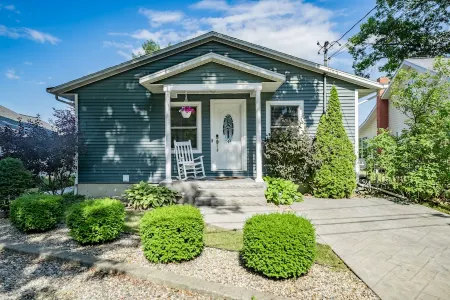 Luxurious Morrison Lakehouse w/ Hot Tub & Sunset Views Отели в г. Branch County