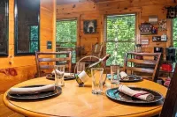 Perfect Hub: Near Gatlinburg & Pigeon Forge, Wi-Fi, New Hot Tub & Treetop Views!