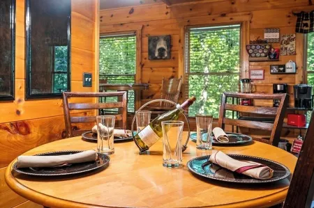 Perfect Hub: Near Gatlinburg & Pigeon Forge, Wi-Fi, New Hot Tub & Treetop Views! Отели в г. Севьервилл