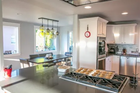 Beautiful, Spacious home in Fremont/Ballard Отели рядом с достопримечательностью «Библиотека Сиэтл Метафисикал»