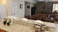 SOUTH FACING POOL/SPA - ALL DAY SUN - FREE BBQ/WIFI/CALLS - GAMES ROOM - 5 BR