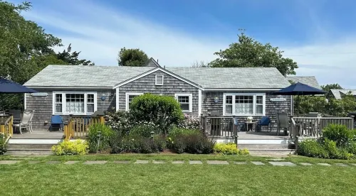 Walk to Town! Bike or Bus to Beach! Charming Cottage- Leeward- on Private Lane
