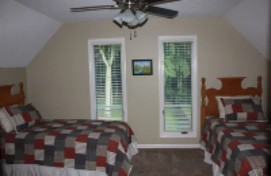 Secluded Luxury Mountain Chalet near downtown Fayetteville