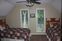 Secluded Luxury Mountain Chalet near downtown Fayetteville