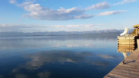 Private Flathead Lake House with unobstructed views into Glacier Park Отели в г. Лейксайд