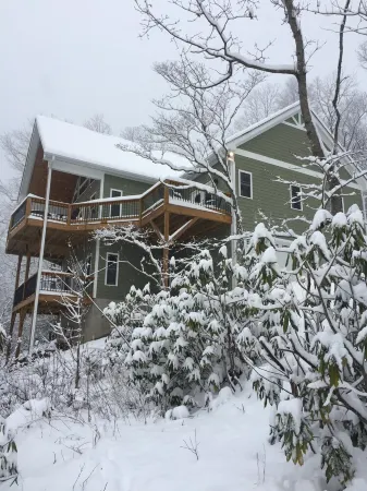 Incredible Mountain Views with 2 Master Suites on 5 Acres Отели рядом с достопримечательностью «Charles D Owen Park»