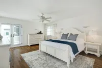 Steps from the pristine Gardens beach. A rare find. Welcome to The Seagate. Liberty Escape Rooms 주변 호텔