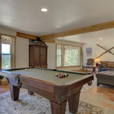 Cedar View Lodge- Scenic Sandpoint area mountain home, in secluded location.