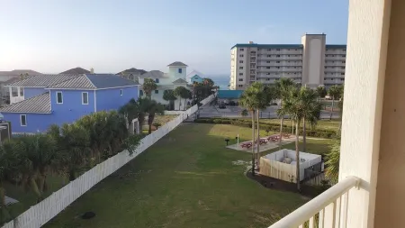 Top Floor Corner Condo with sweeping views of Perdido Key 100ft to the Beach!