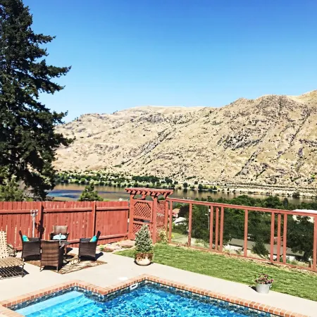 Lake Chelan: Private Pool, Hot Tub, Stunning Views, 7 Mins to Chelan Sleeps 6