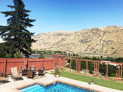 Lake Chelan: Private Pool, Hot Tub, Stunning Views, 7 Mins to Chelan Sleeps 6