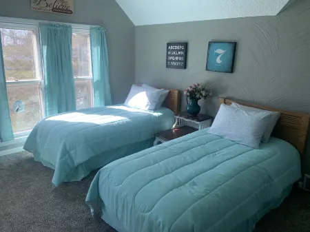 House minutes from wineries, Spire, Lake Erie, GOTL