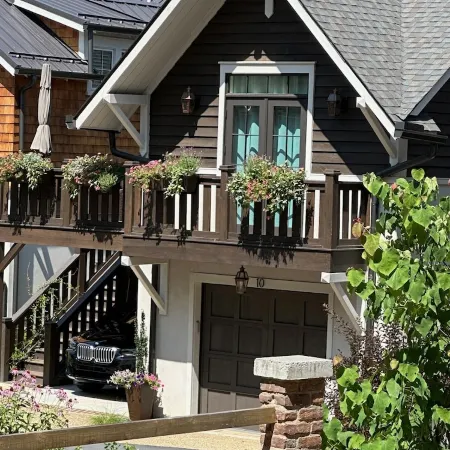 Studio in upscale, intimate Black Mountain neighborhood