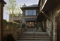 Minutes To Town, Wooded 2 Acre Retreat