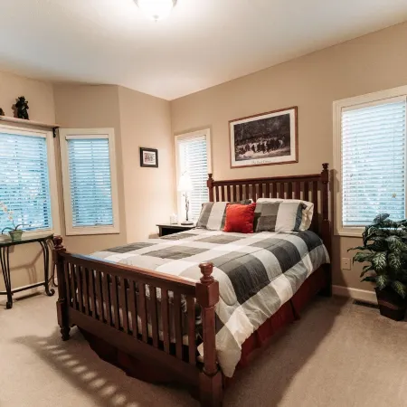 Walk to ski slopes! INCREDIBLE MTN VIEWS,SUNSETS, HOTTUB, FIREPLACE