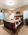 Walk to ski slopes! INCREDIBLE MTN VIEWS,SUNSETS, HOTTUB, FIREPLACE