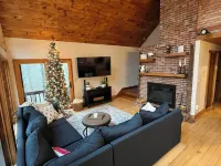 3-bedroom chalet next to skiing, hiking, boating and breweries