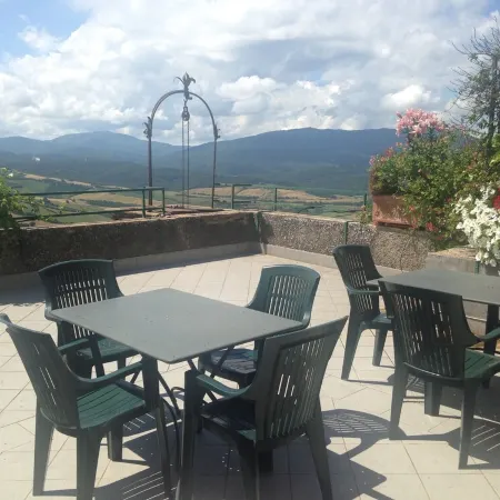 Spacious House Between Siena e Firenze with Private Swimming Pool, A/C and Wi-Fi