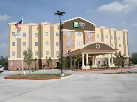 Holiday Inn Express & Suites George West Отели в г. Три Риверс