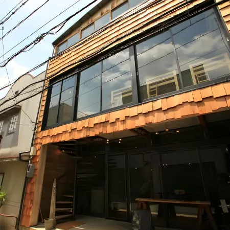 Kamp Houkan-Cho Backpacker's Inn & Lounge Отели рядом с достопримечательностью «Окаямаский университет»